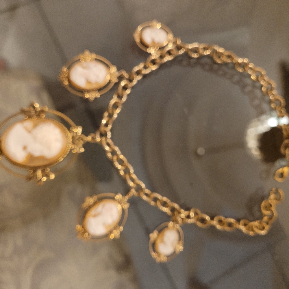 Unique Vintage Gold and Cream Cameo Necklace - Picture 6 of 6